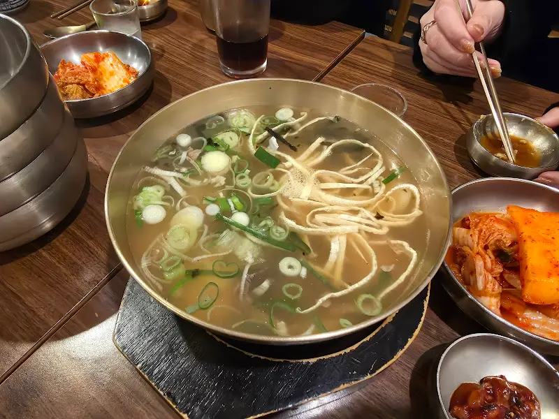 떡과 고기가 가득한 떡곰탕