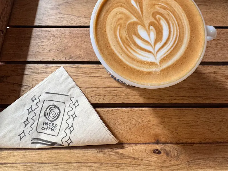 나무 테이블 위에 놓인 라떼와 냅킨