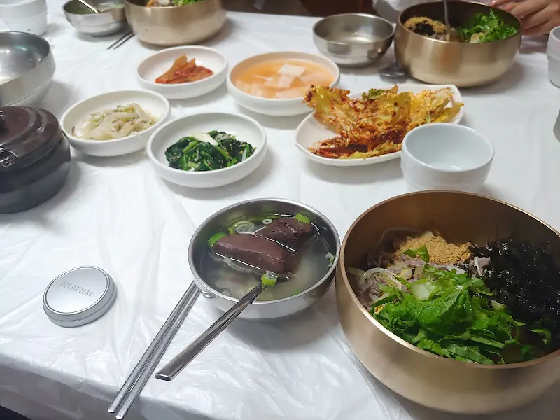 육회비빔밥과 밑반찬