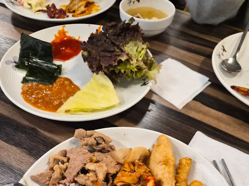 푸짐하게 담아온 음식 접시