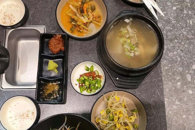 깔끔하게 차려진 한 상