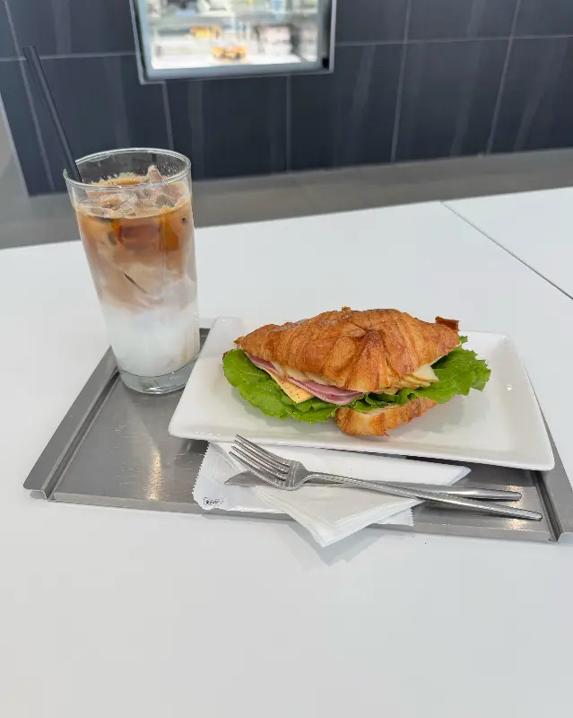 크로와상 샌드위치와 음료