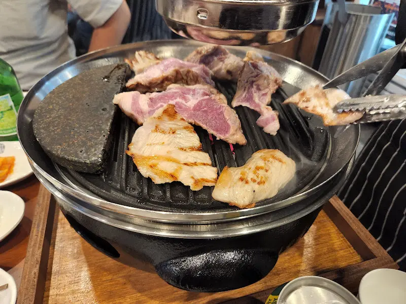 고반식당 오산대역점 고기 굽는 모습