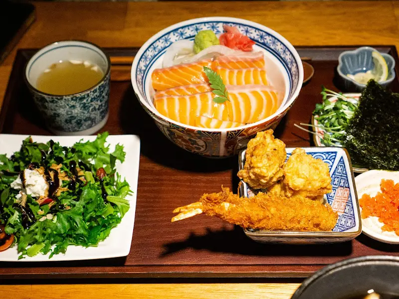 싱싱한 연어가 가득한 사케동