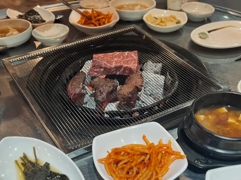 숯불 위에서 익어가는 한우