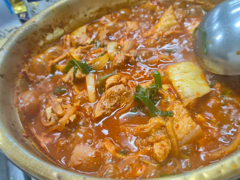 돼지고기와 김치가 어우러진 짜글이