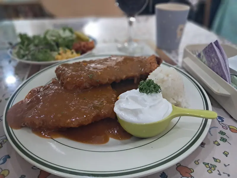 돈까스와 밥, 샐러드, 그리고 생크림이 올려진 로제 소스