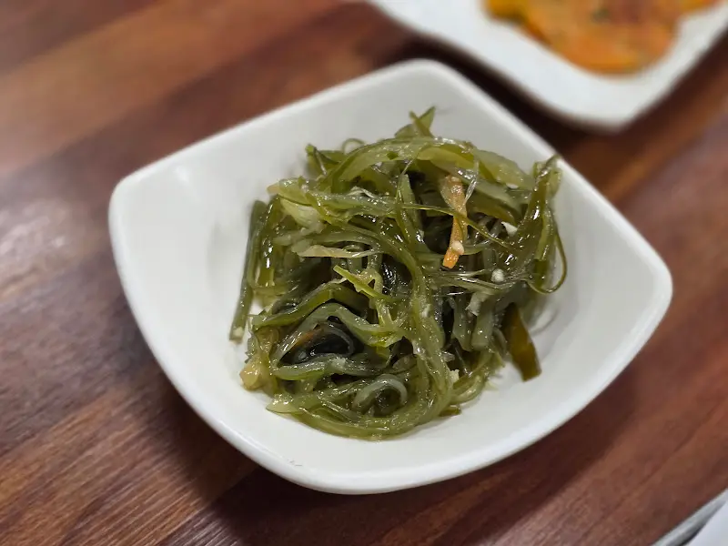 쌉쌀한 해초 무침