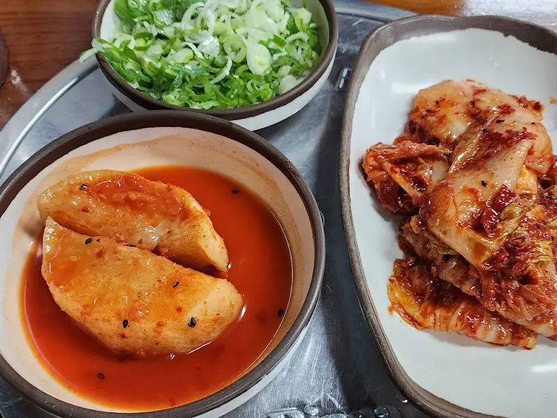 싱싱한 풋고추와 김치, 깍두기