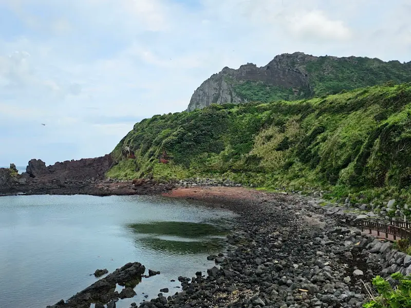 식당에서 바라본 성산일출봉과 바다 풍경
