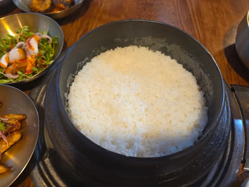 윤기가 좔좔 흐르는 솥밥