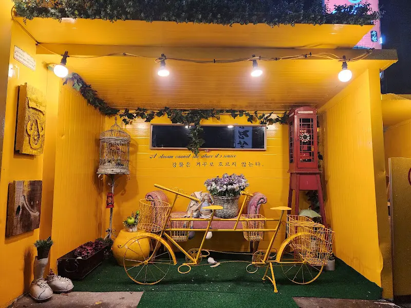 식당 입구의 장식