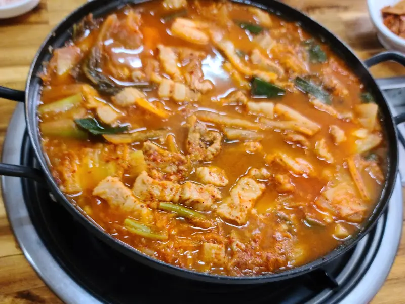 김치찌개 속 돼지고기의 모습