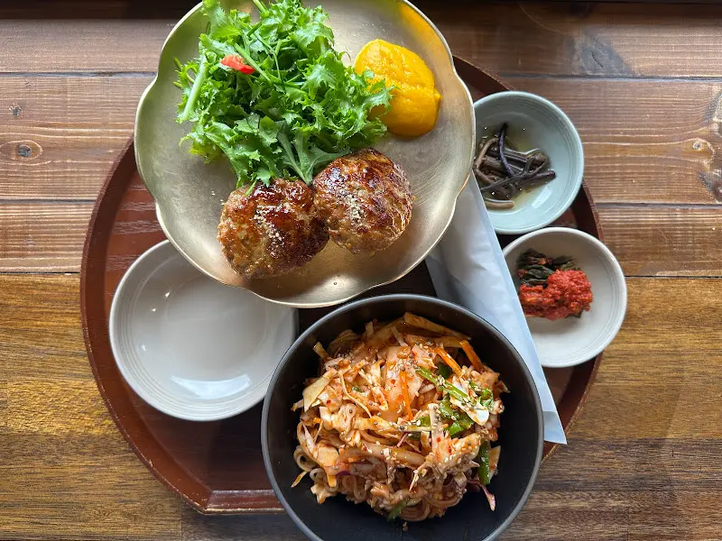 정갈하게 차려진 호랑이소반의 한상차림