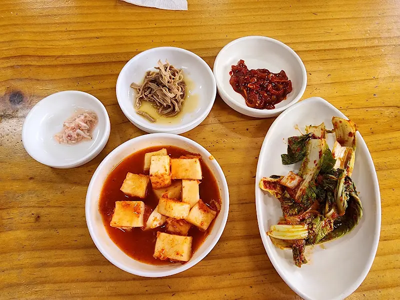 정갈하게 담긴 밑반찬