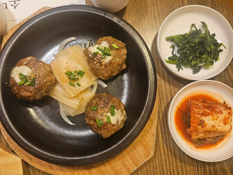 윤기가 흐르는 떡갈비