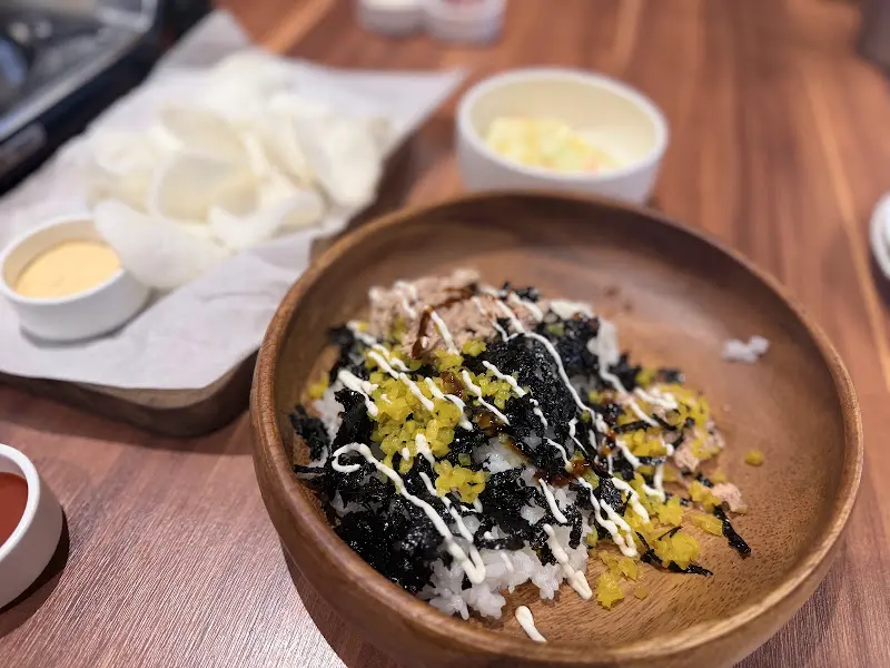 밥 위에 김가루와 소스가 뿌려진 음식