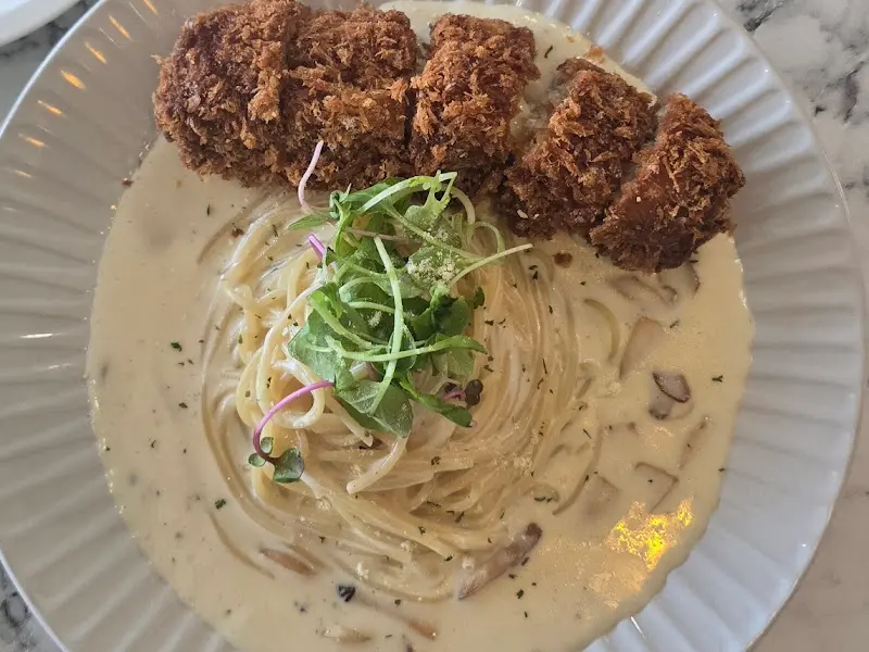 크림 소스 파스타 위에 올려진 돈까스