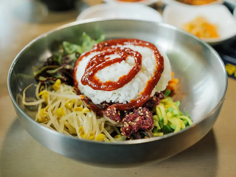 고추장 양념에 밥이 올려진 비빔밥