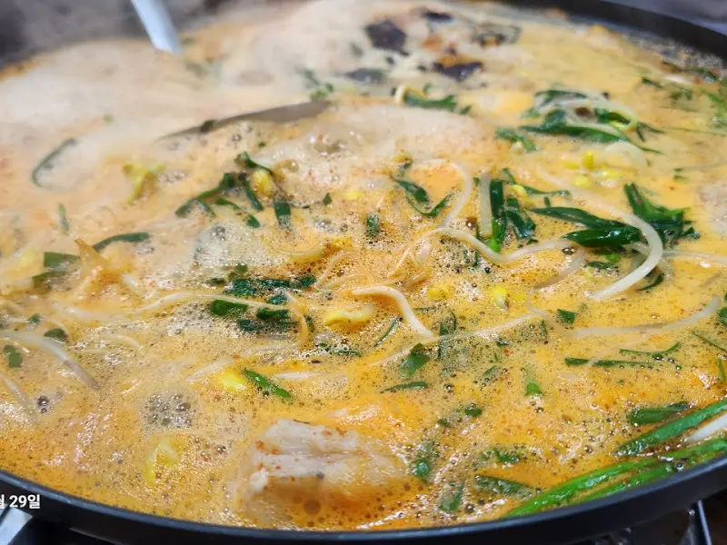 끓고 있는 홍어탕