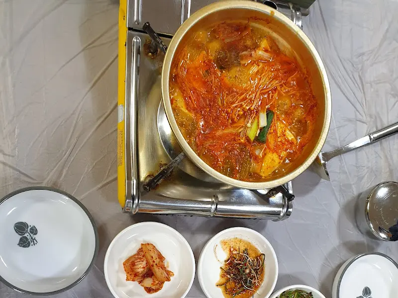 사태김치찌개의 끓는 모습