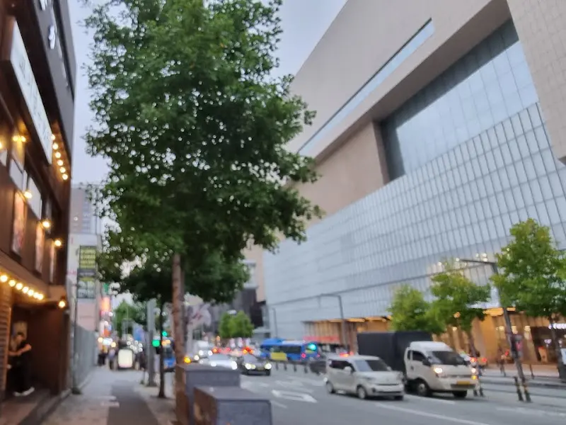 신세계 백화점 맞은편에 위치