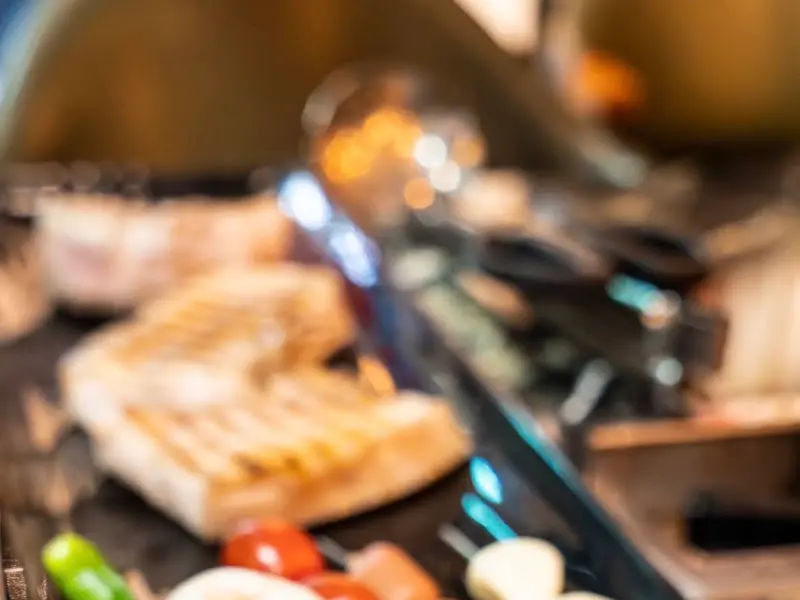 고기를 자르는 모습