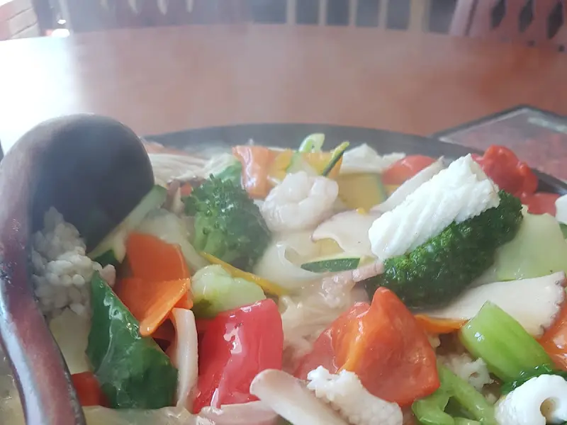 테이블 위에 놓인 찹쌀누룽지탕