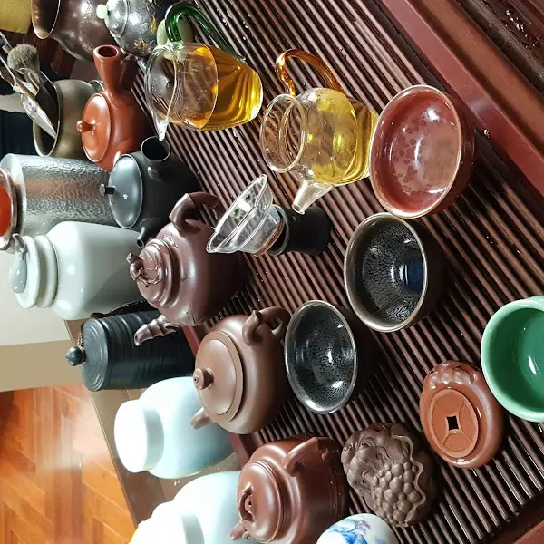 다양한 찻잔과 주전자