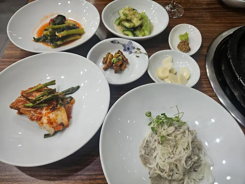 정갈하게 담겨 나온 밑반찬