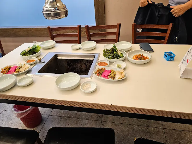 다채로운 밑반찬이 차려진 테이블