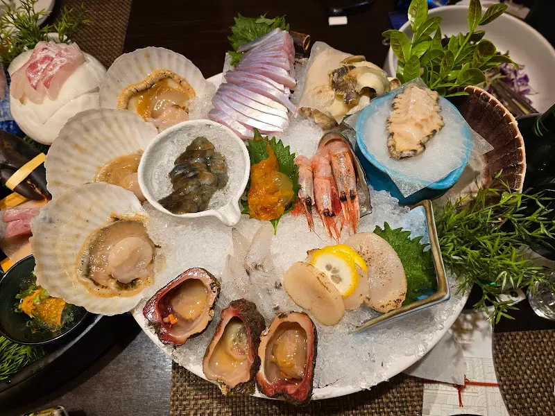 다채로운 해산물 요리들이 눈을 즐겁게 하는 삿뽀로의 상차림