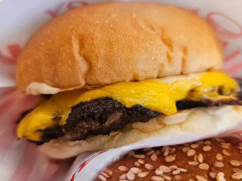 녹진한 치즈가 흘러내리는 치즈 버거