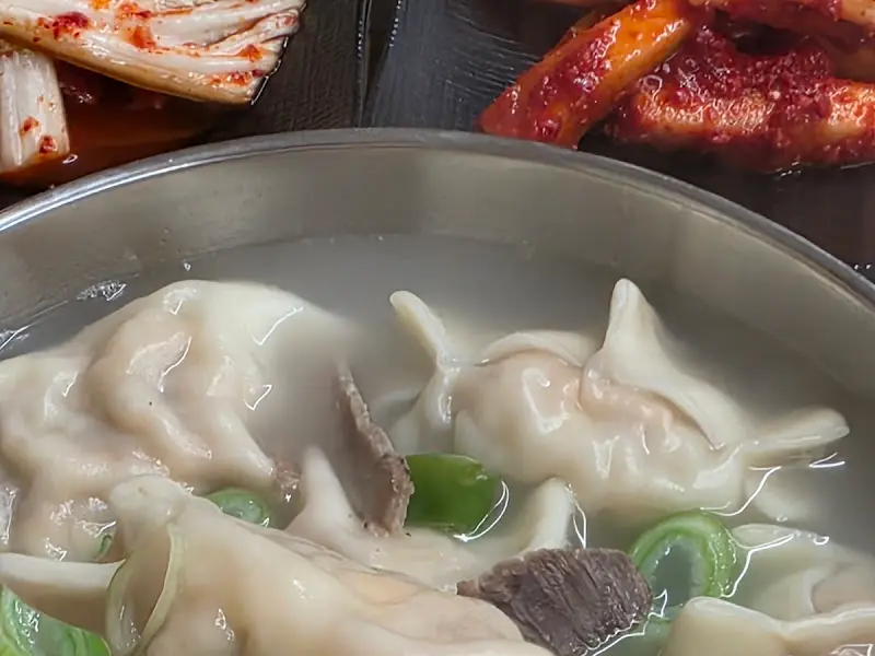 평양만두국과 반찬 클로즈업 샷