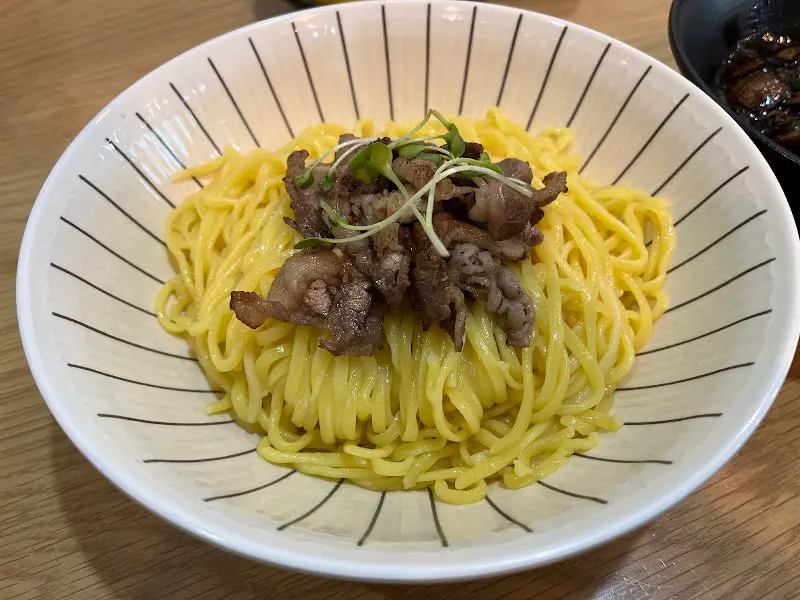 고기와 채소가 면 위에 토핑된 짜장면의 모습