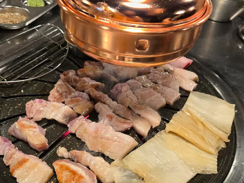 불판 위에서 구워지고 있는 돗갈비와 백김치