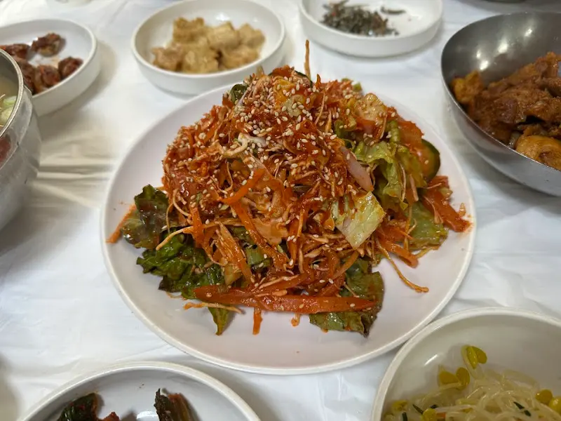 새콤달콤한 양념에 버무려진 서대회무침