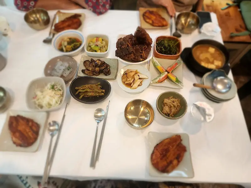 다채로운 반찬들