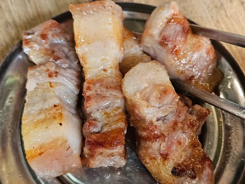 노릇노릇하게 구워진 오겹살 단독 샷