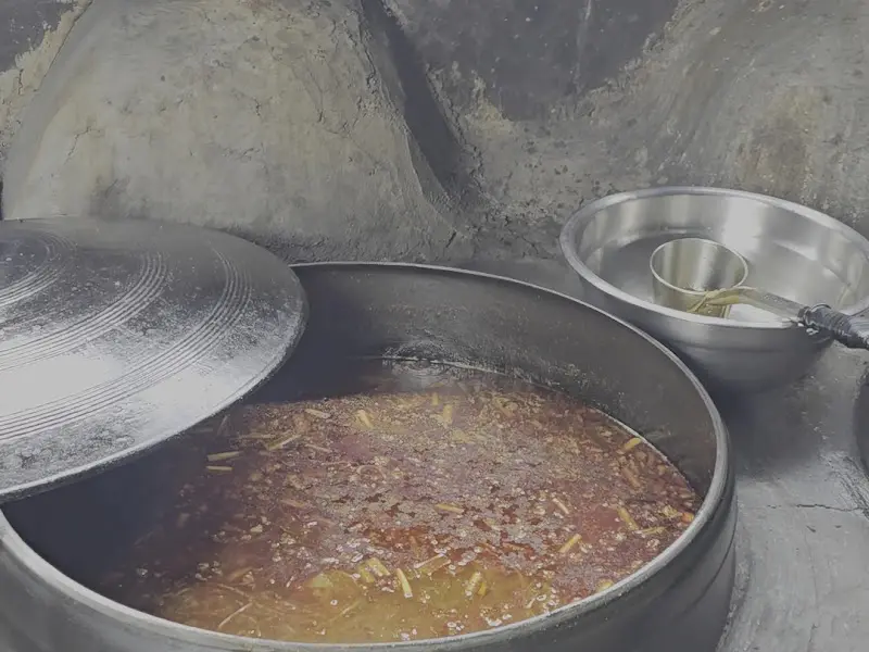 장작불로 육수를 끓이는 가마솥