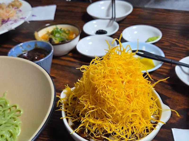 강화속노란간짜장의 독특한 비주얼