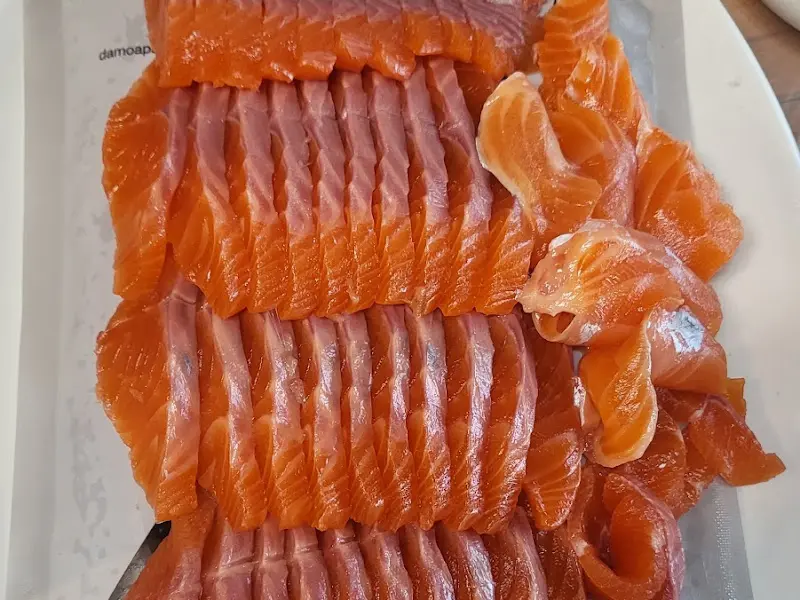 붉은 빛깔이 아름다운 송어회 한 접시