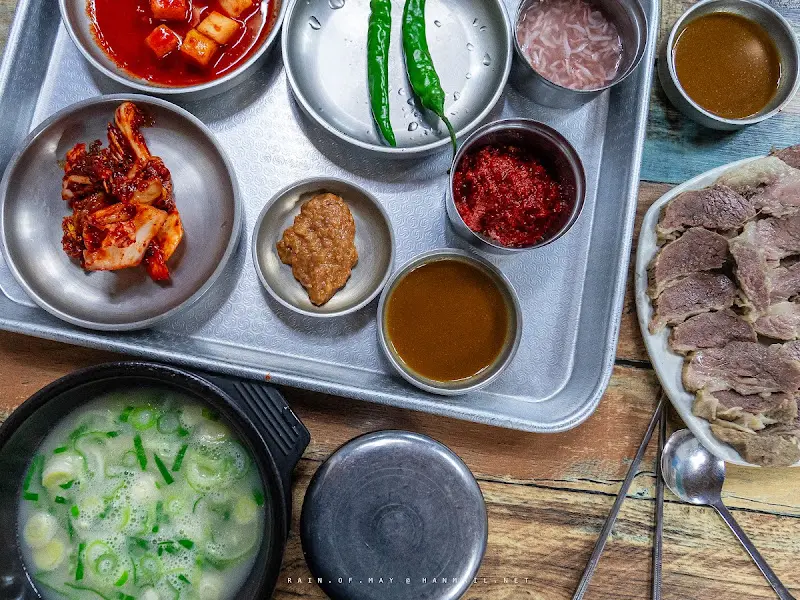 셀프 코너에서 가져온 소면과 함께 즐기는 수육