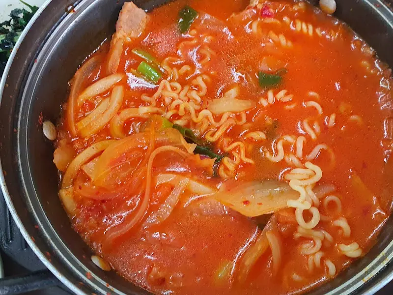 라면 사리가 들어간 김치찌개