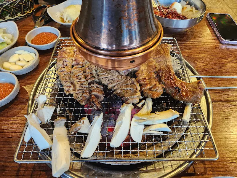 숯불 위에서 익어가는 갈비와 버섯