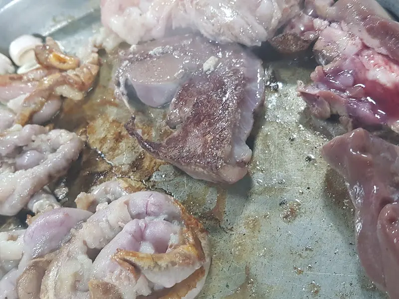 불판 가득 차려진 곱창, 막창, 염통, 김치, 양파, 감자