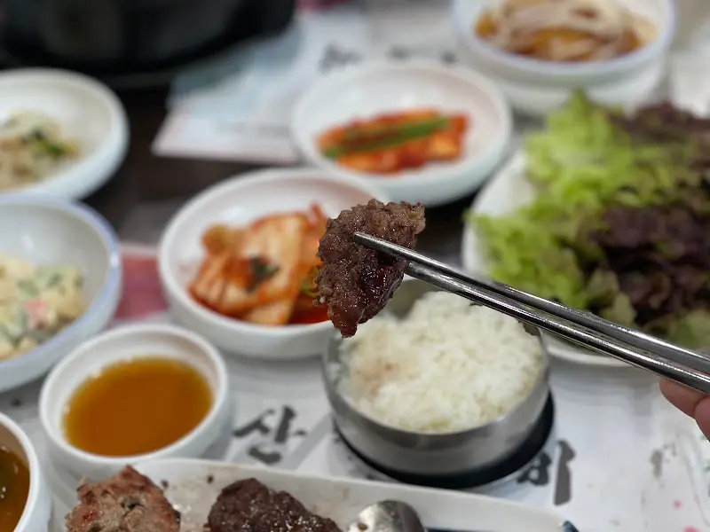 젓가락으로 든 떡갈비