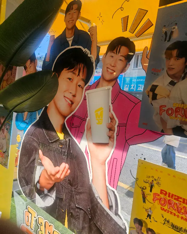 메가커피 광고 모델