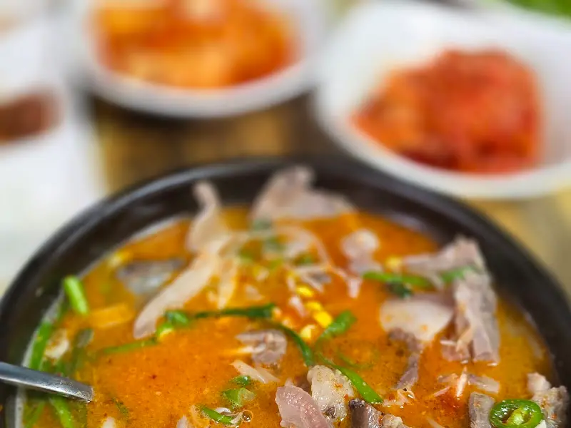 다진 양념을 넣어 얼큰해진 국밥