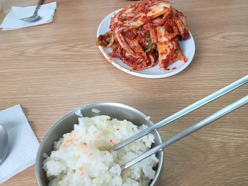 칼국수와 밥, 김치